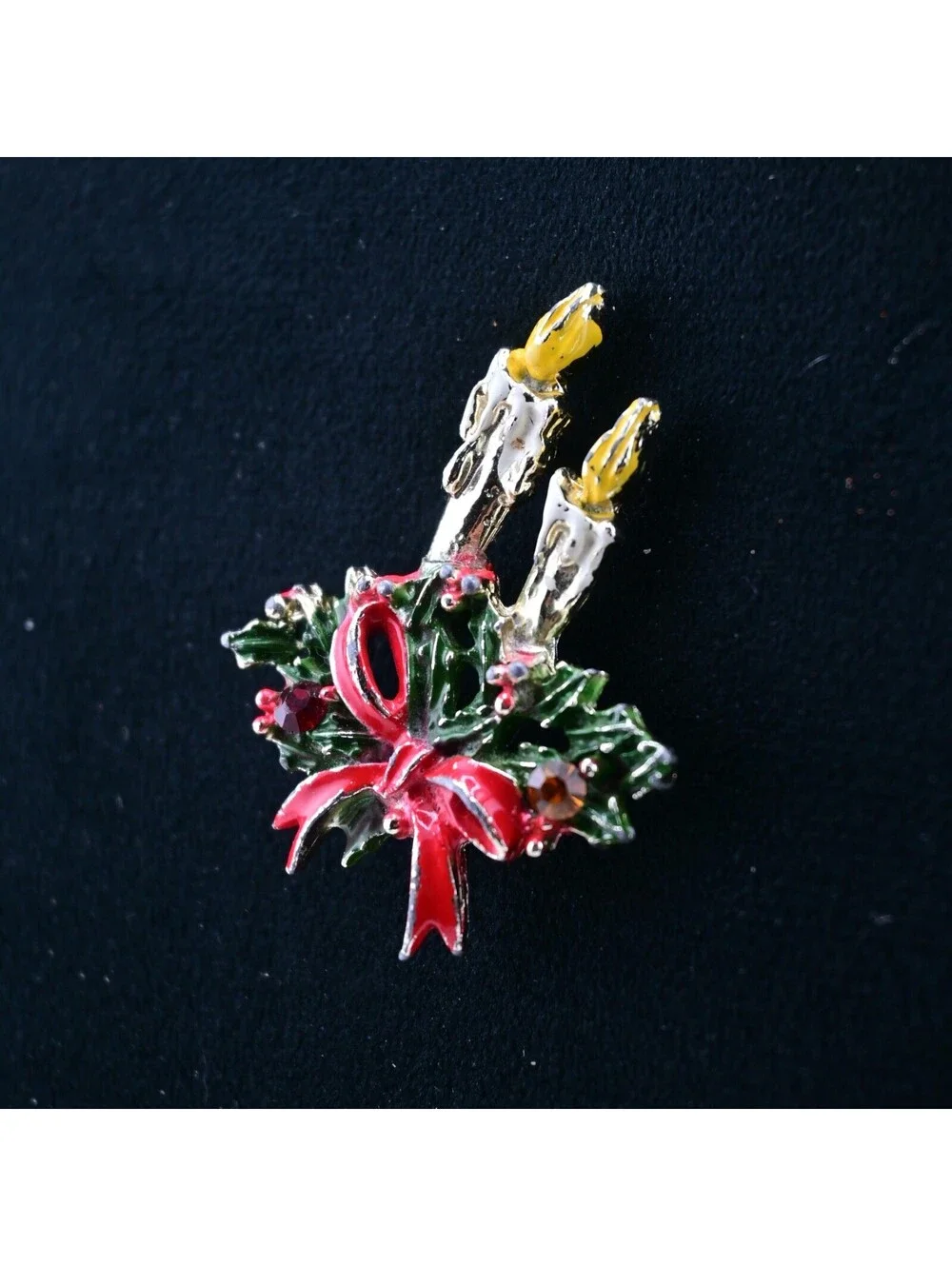 VTG Beautiful Dual Candle Red Bow on Green Wreath Christmas Brooch Enamel Pin