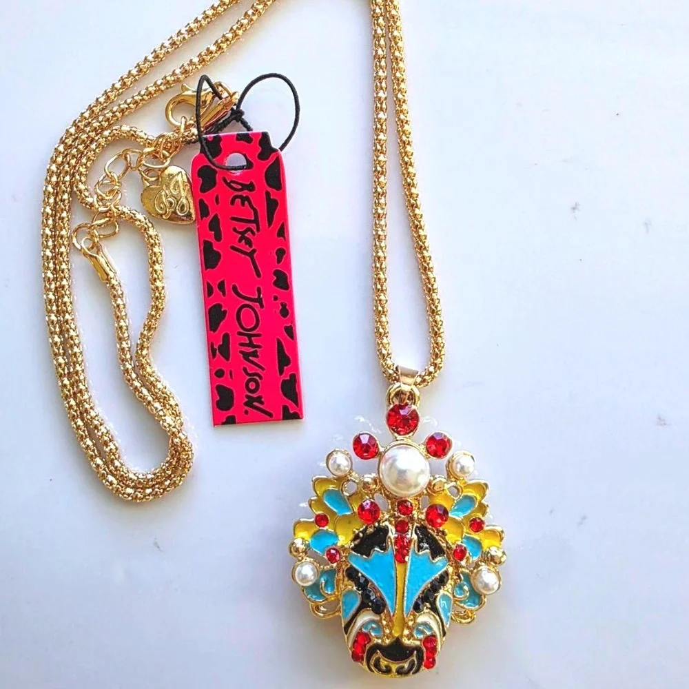 Betsey Johnson capture admiring