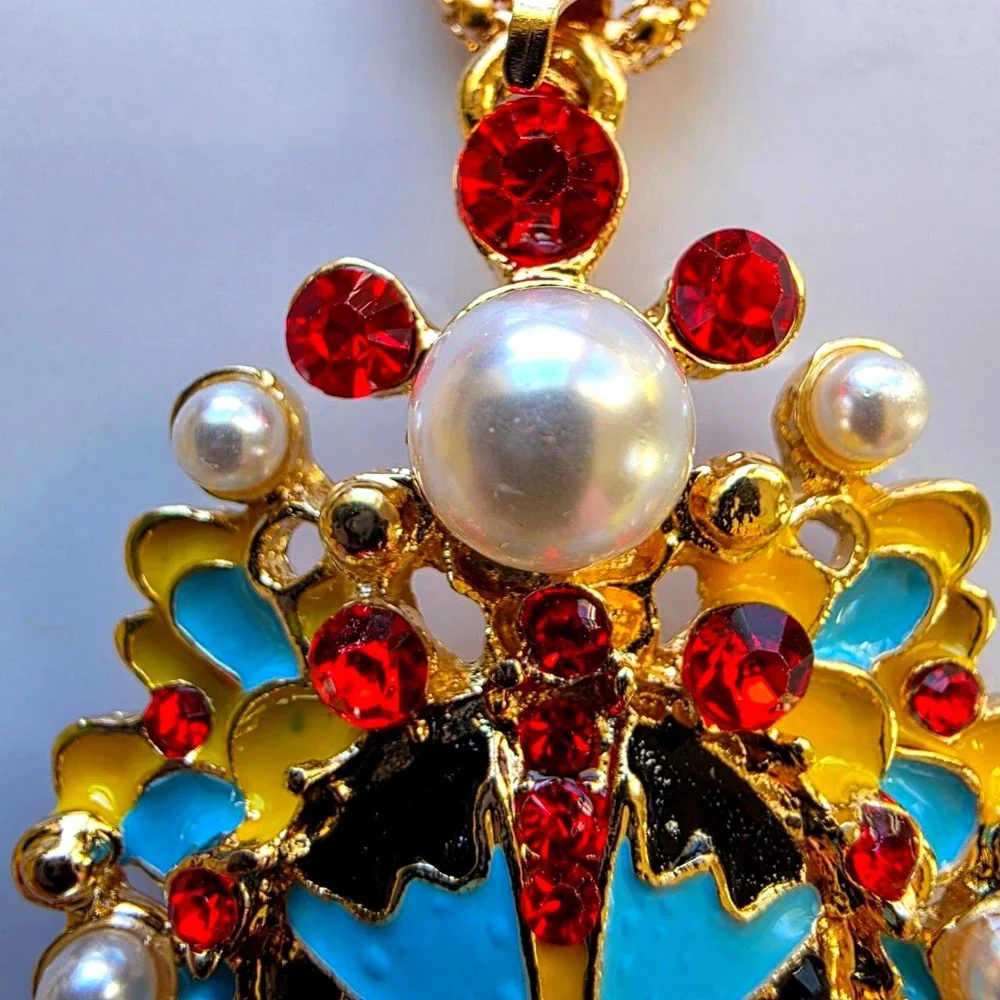 Betsey Johnson capture admiring