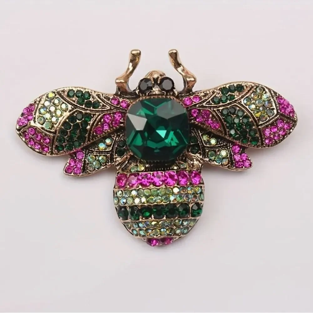🩷 Betsey Johnson stunning & sparkling bumblebee brooch 🩷