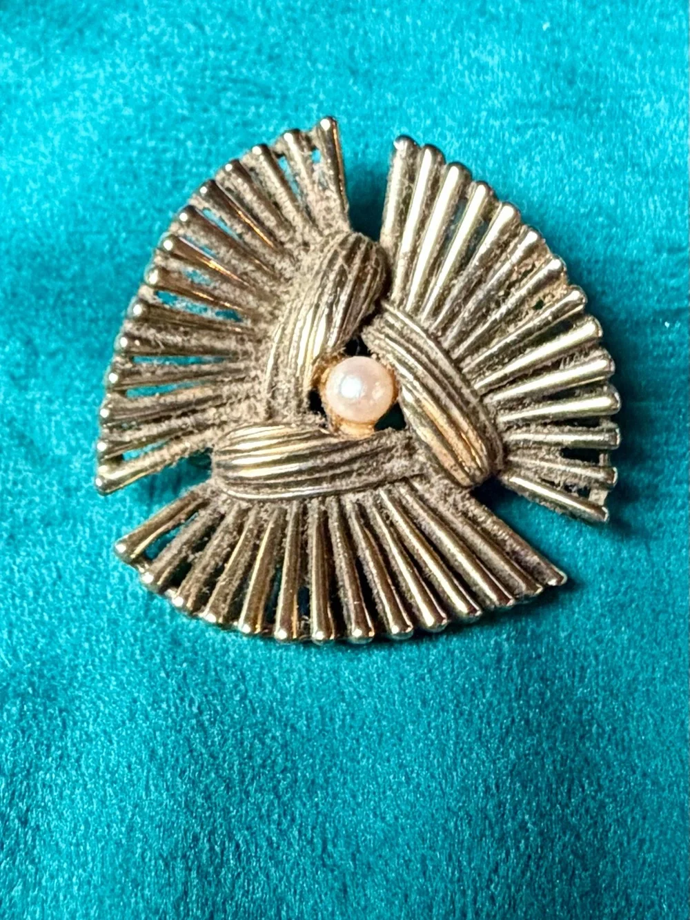 Vintage Gold Tone Interlocking Fan Brooch Pin Faux Pearl Center