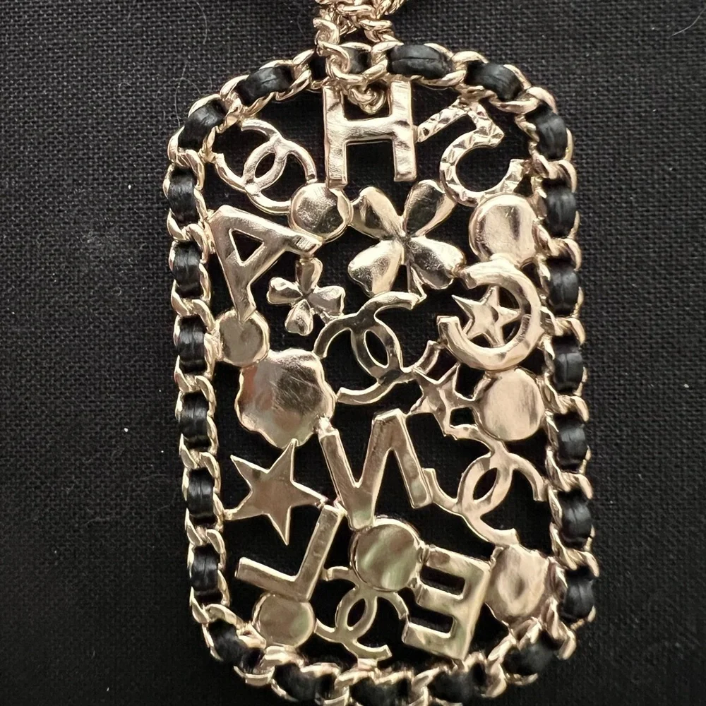 CHANEL pendant necklace