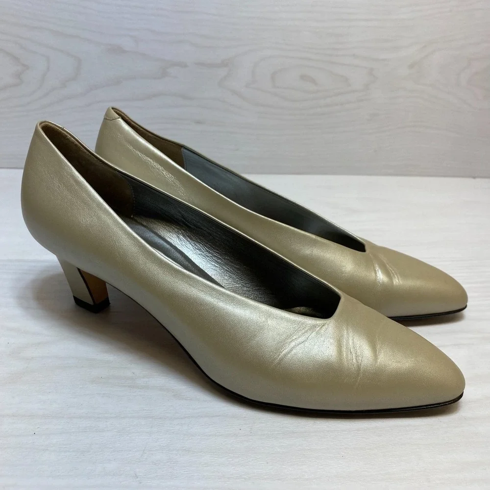 Magik Felicia by Amalfi Hand Made Pumps Womens Size 9B Beige Leather Pointed-toe