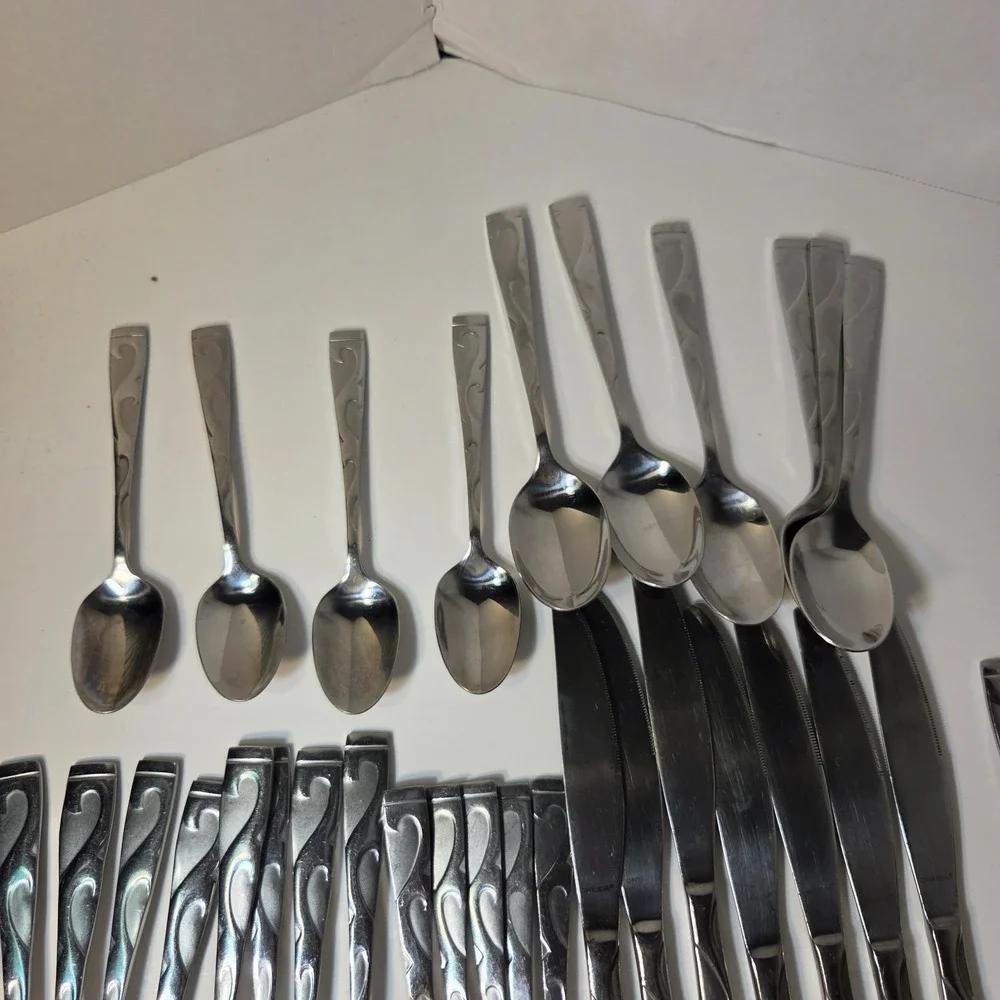 Oneida Stainless Tuscany Flatware Knives, Forks, Spoons, 35 Serving PCs