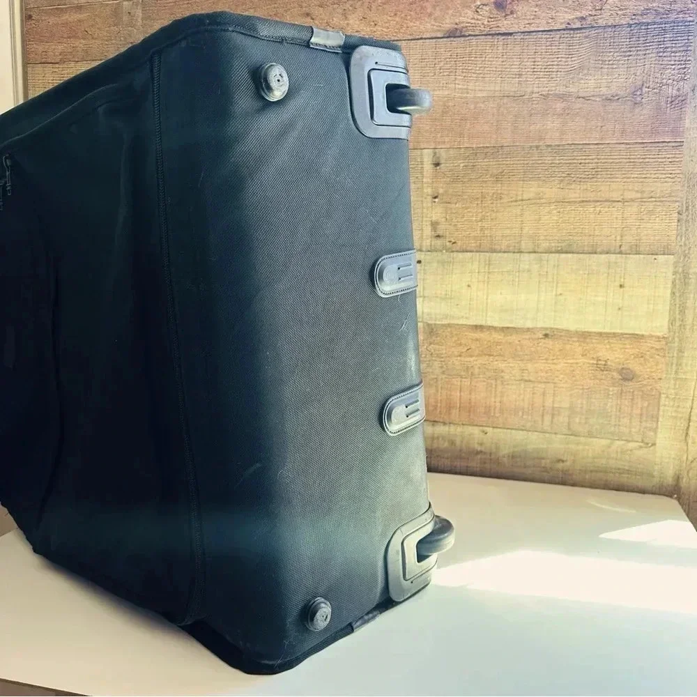 Tumi pre loved