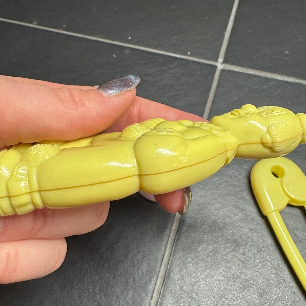 Unbranded celluloid plastic