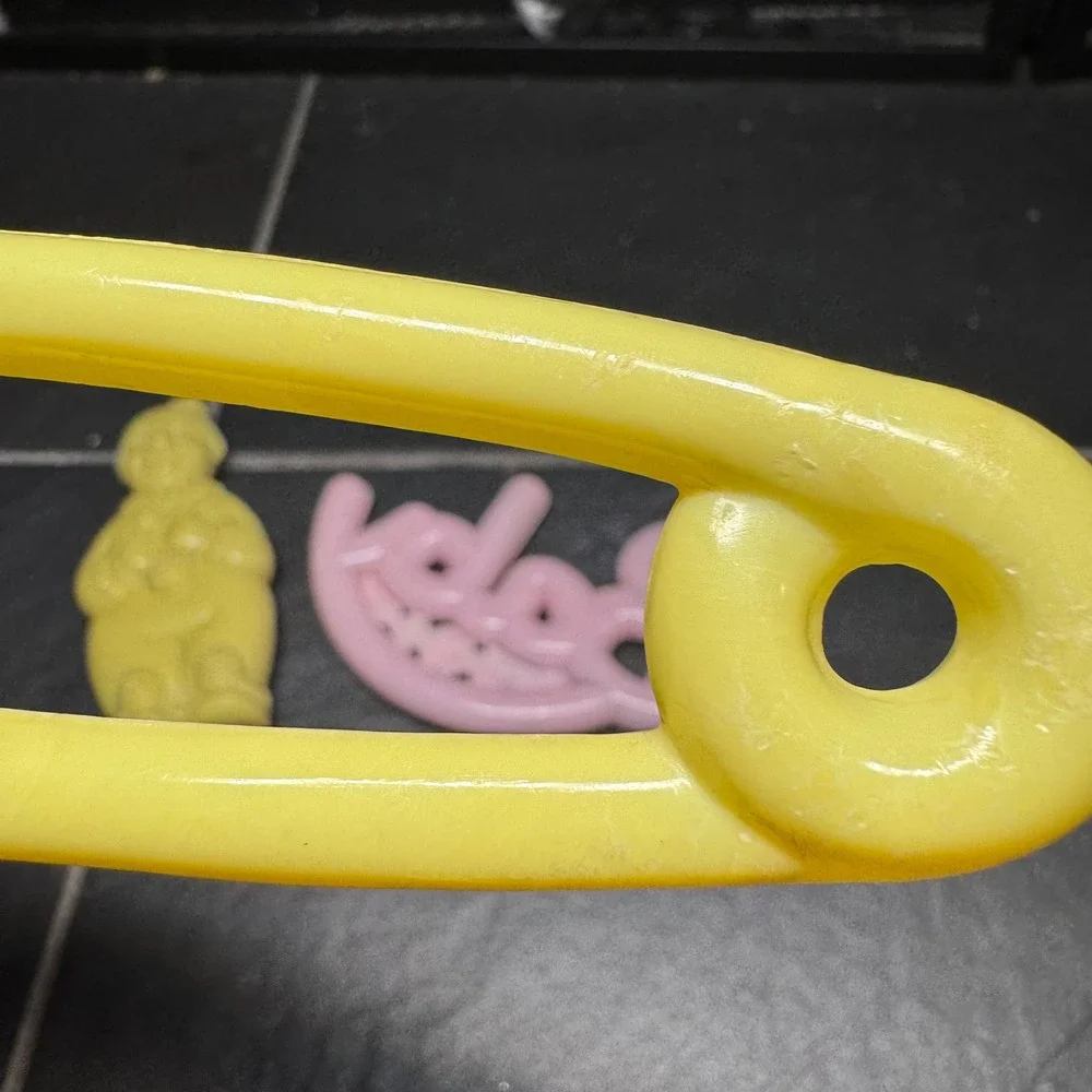 Unbranded celluloid plastic
