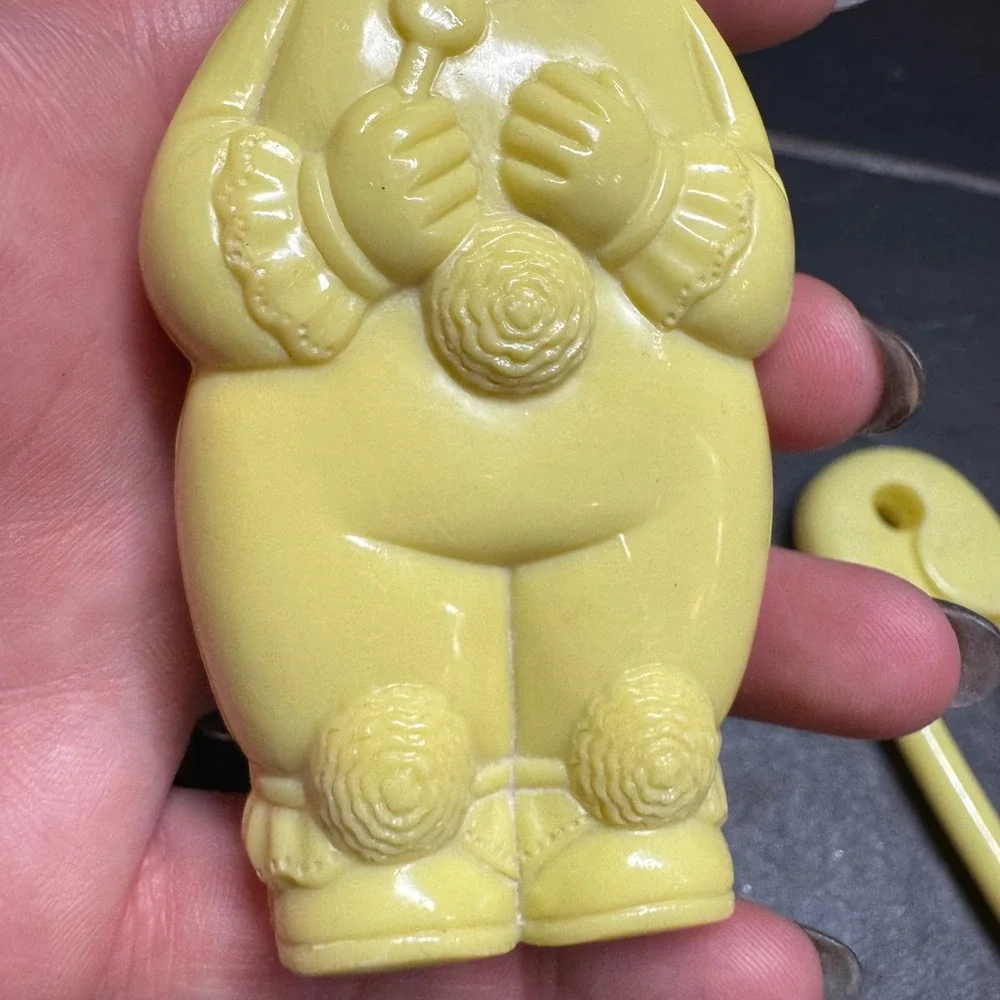 Unbranded celluloid plastic