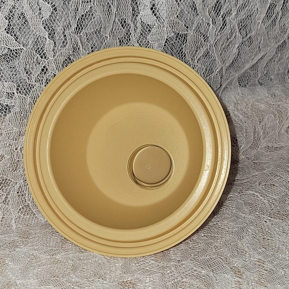 Tupperware cup pour