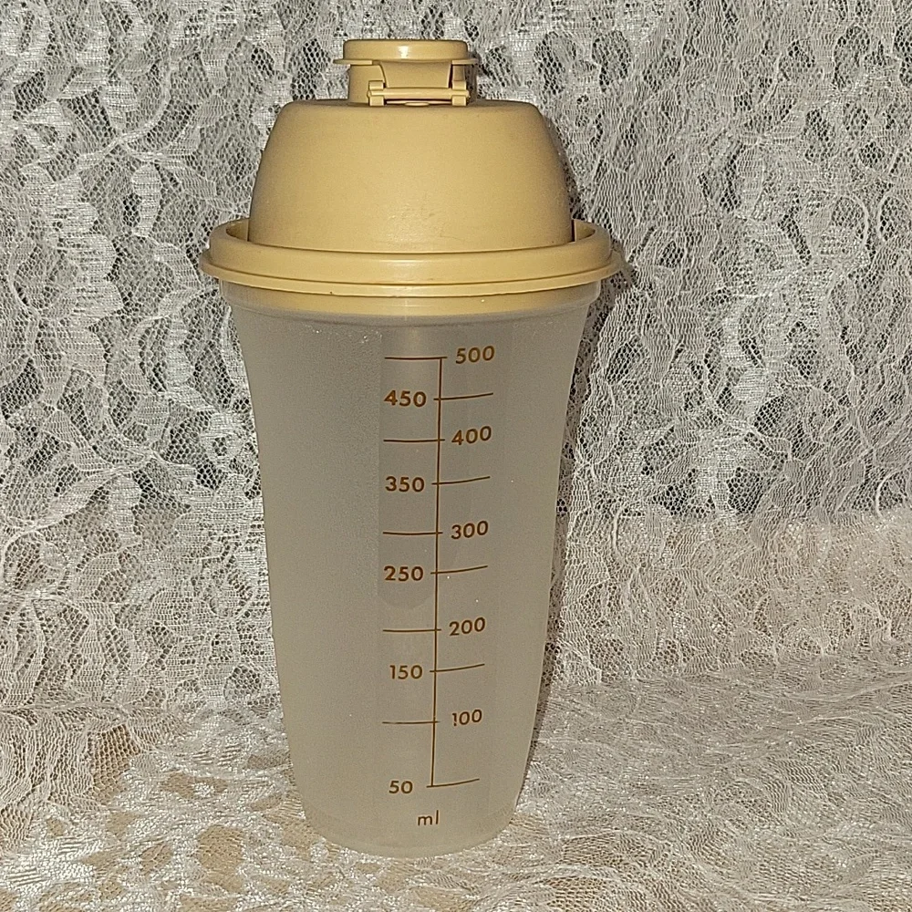 Tupperware cup shake