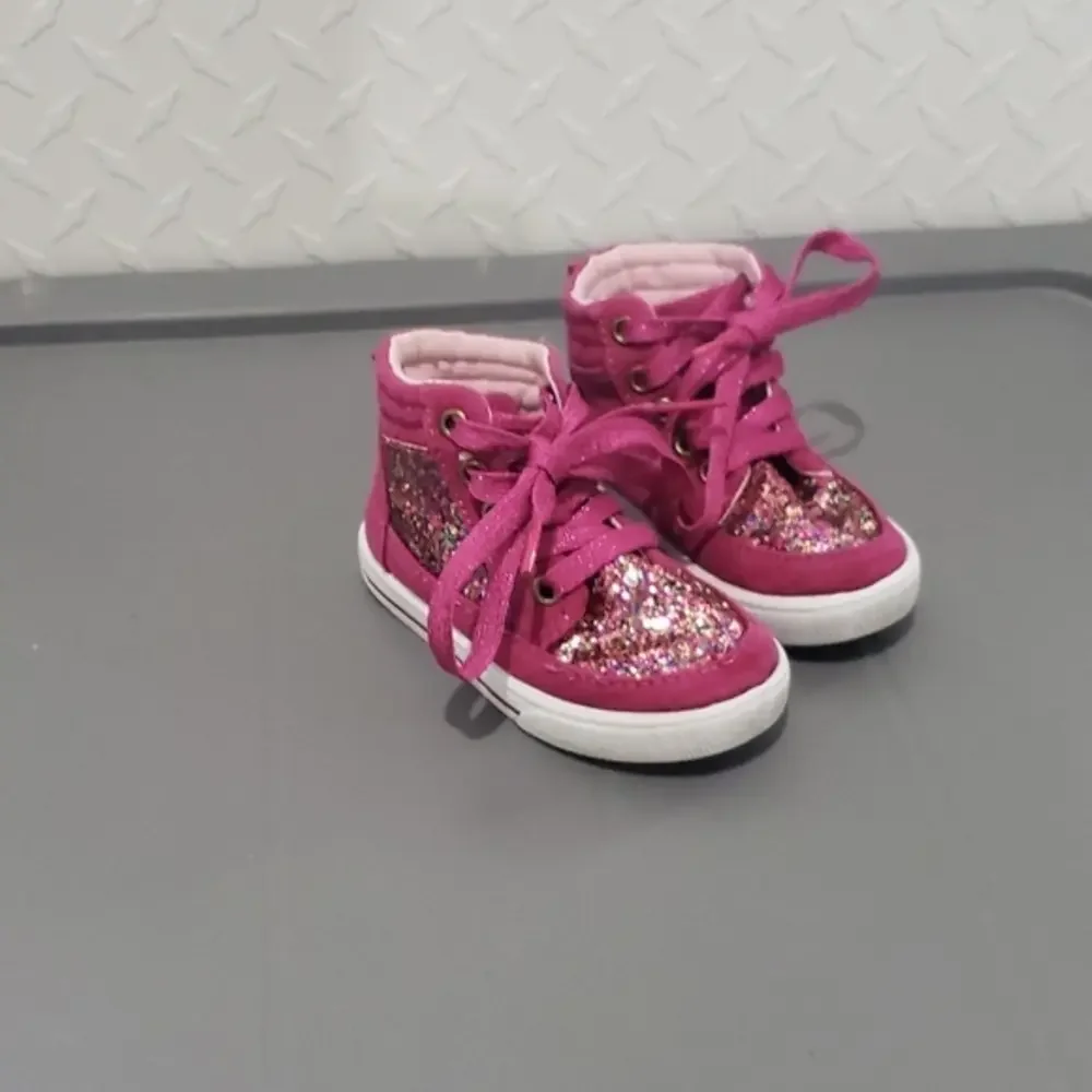 Oshkosh tennis‎ shoes size 5