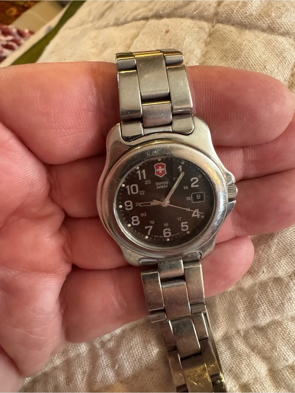 Victorinox twelve date dial