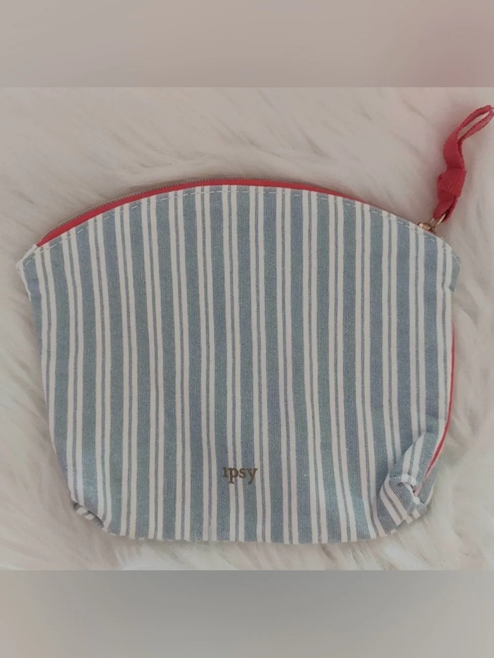 ipsy blue white