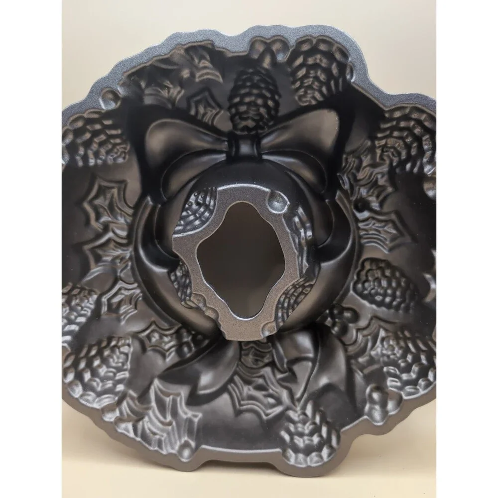 Nordic Ware Wreath Bundt Cake Pan Christmas Holiday Cast Aluminum Kitchenware