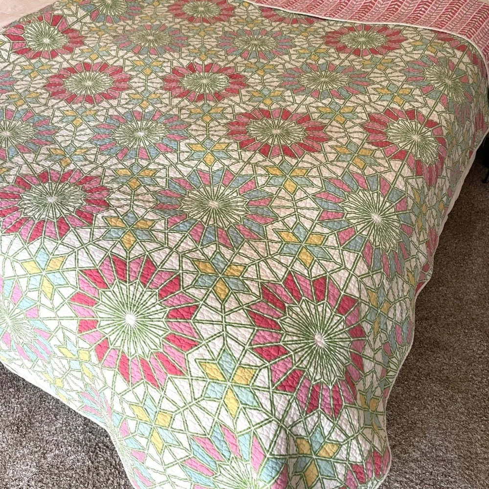 Geometric Floral Reversible Quilted‎ Coverlet Size Twin Pink Stained Glass Motif