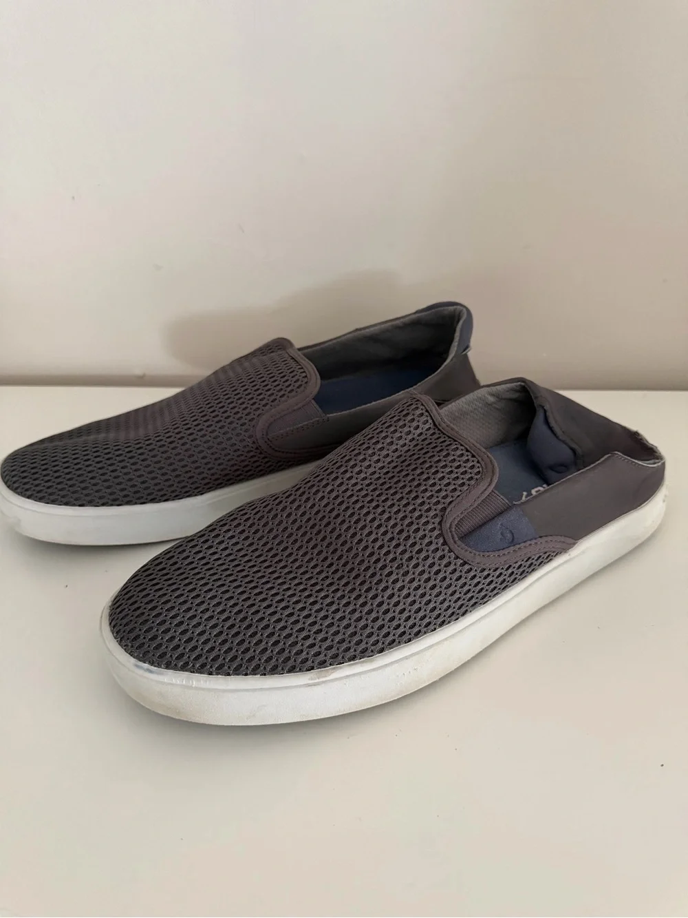 OluKai men’s 11 Lae’ahi gray mesh crush heel slip on comfort lightweight sneaker