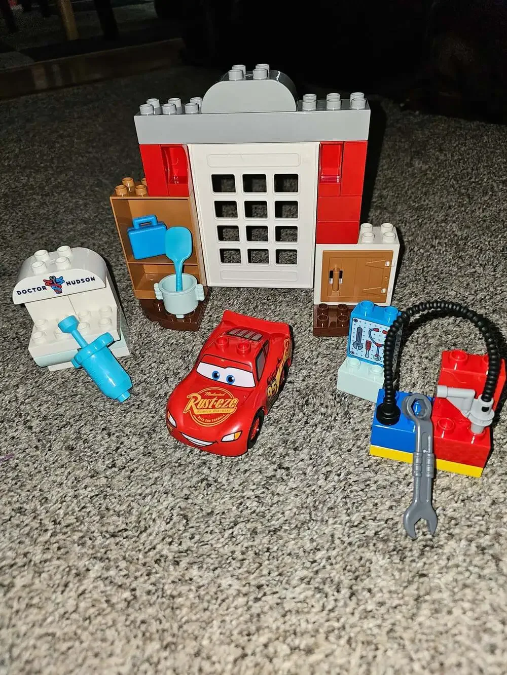 Lego - Duplo - 10456 - McQueen's visit to Docs Garage - 34 pieces