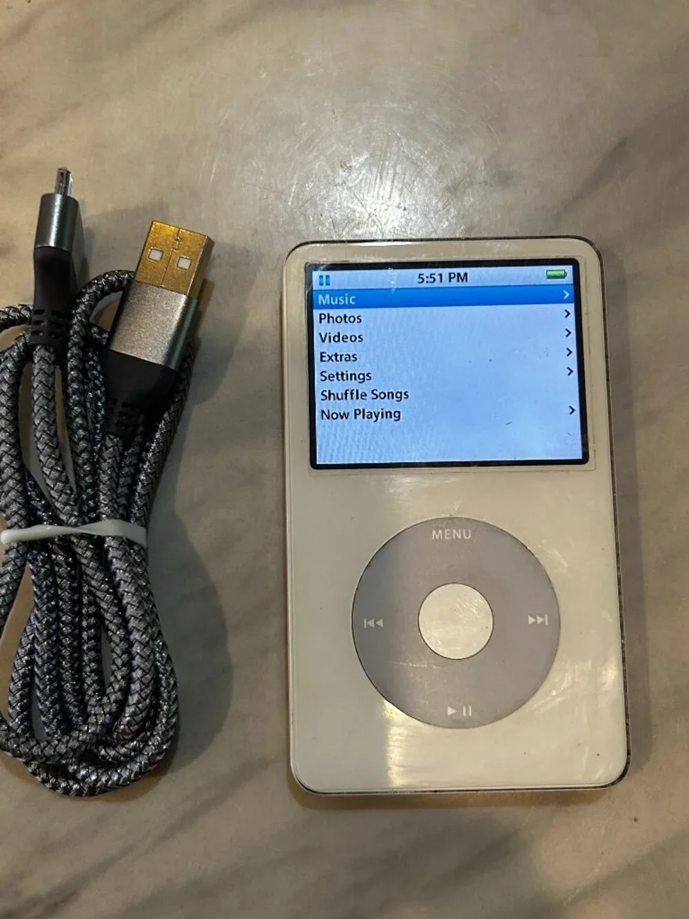 Working Apple iPod Classic Video 5th Gen. 30GB - White (MA002LL/A)