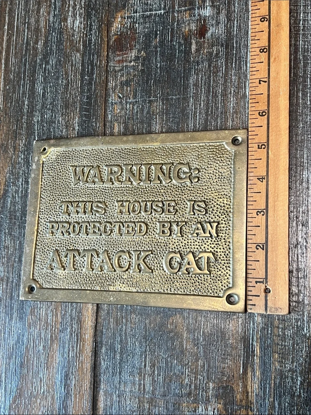 N/A raised cat plaque