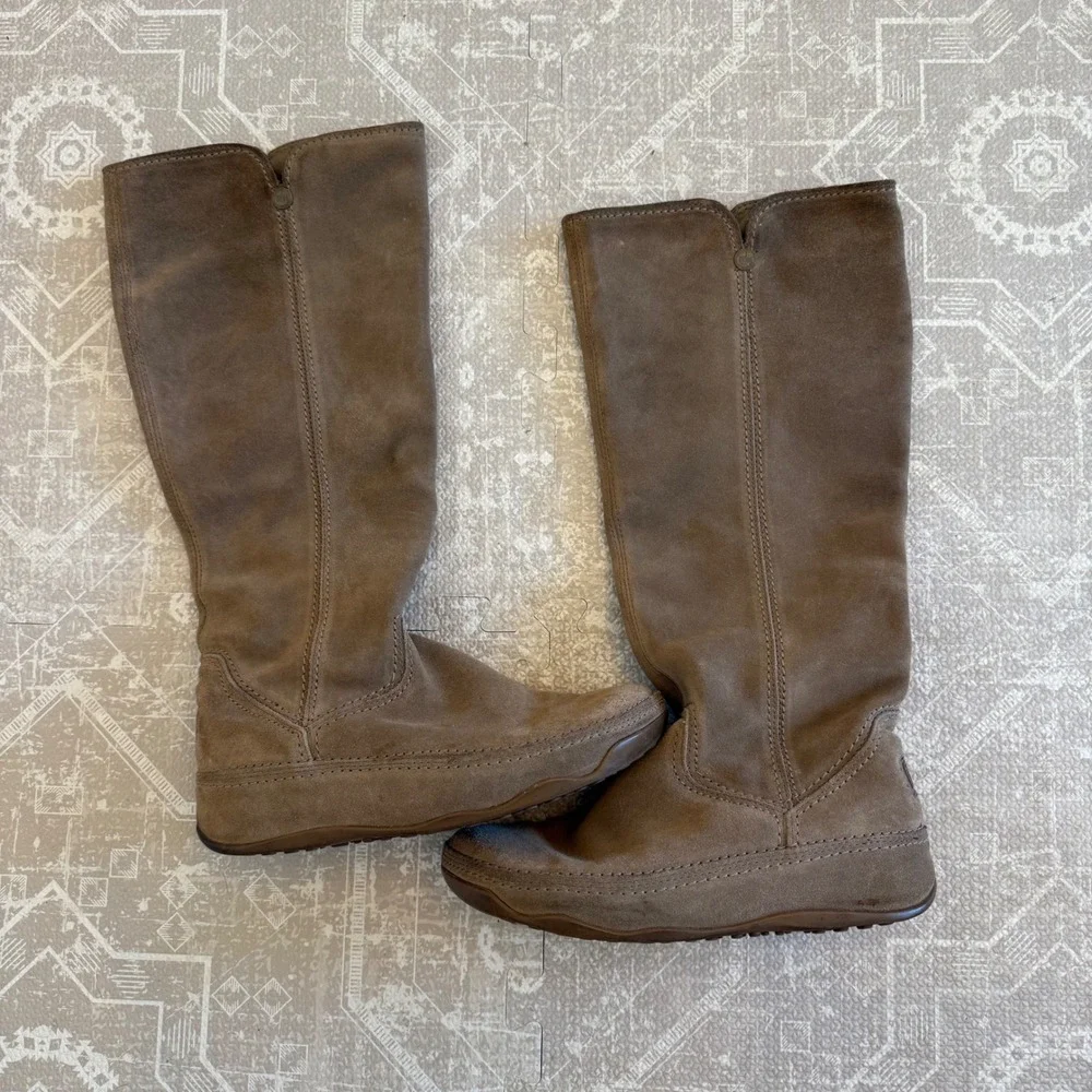 FitFlop Mukluk‎ Tall Suede Boots Womens 8 Taupe
