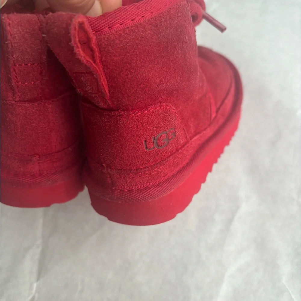 UGG neumel red