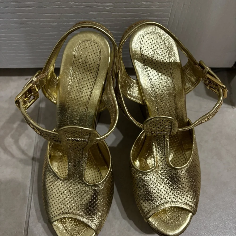 Goldenbleu gold wear signs