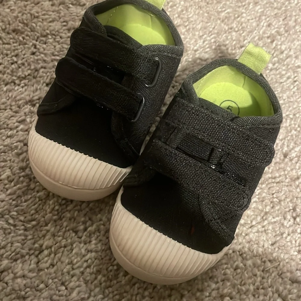 Cat and jack baby walker in black size 5t