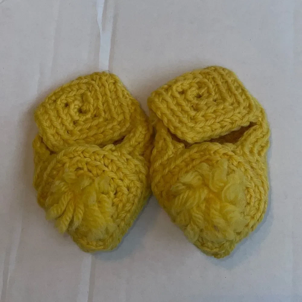Vtg Kitschy yellow crochet‎ knit yarn slippers for toddler