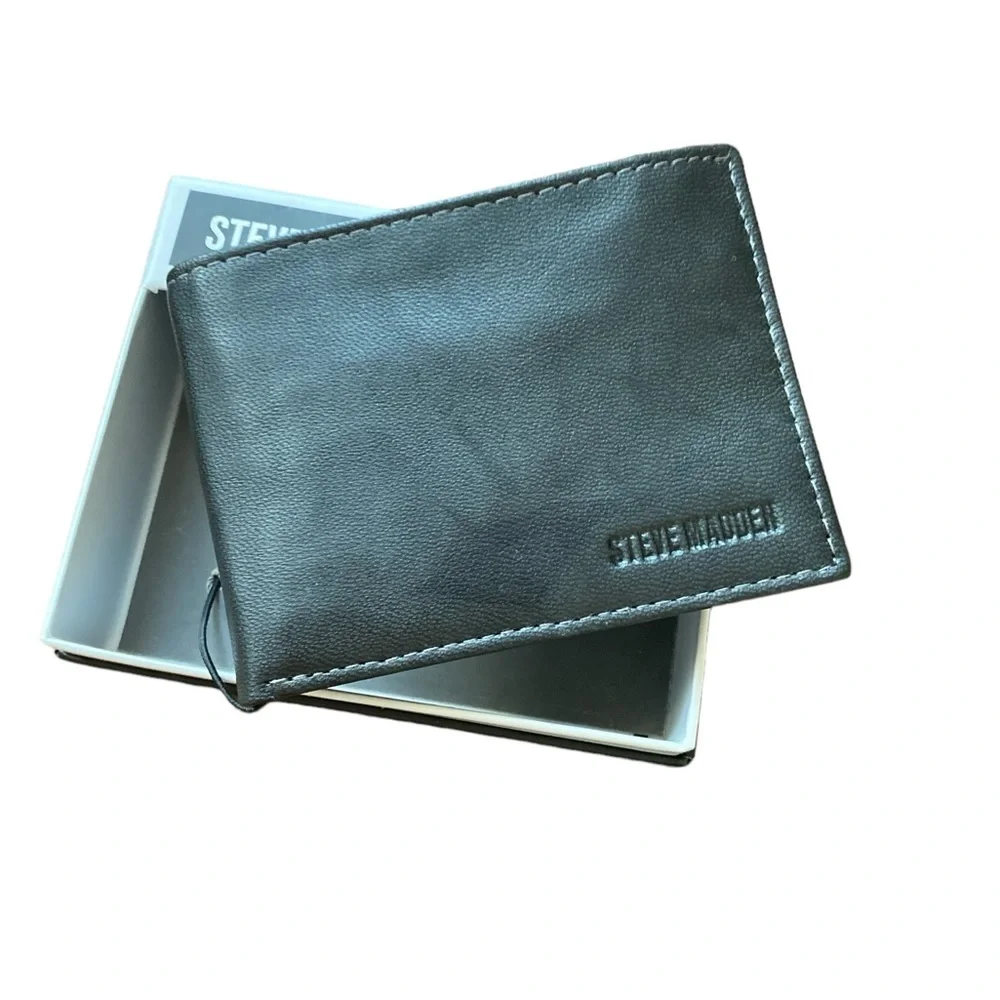 Steve Madden places cards
