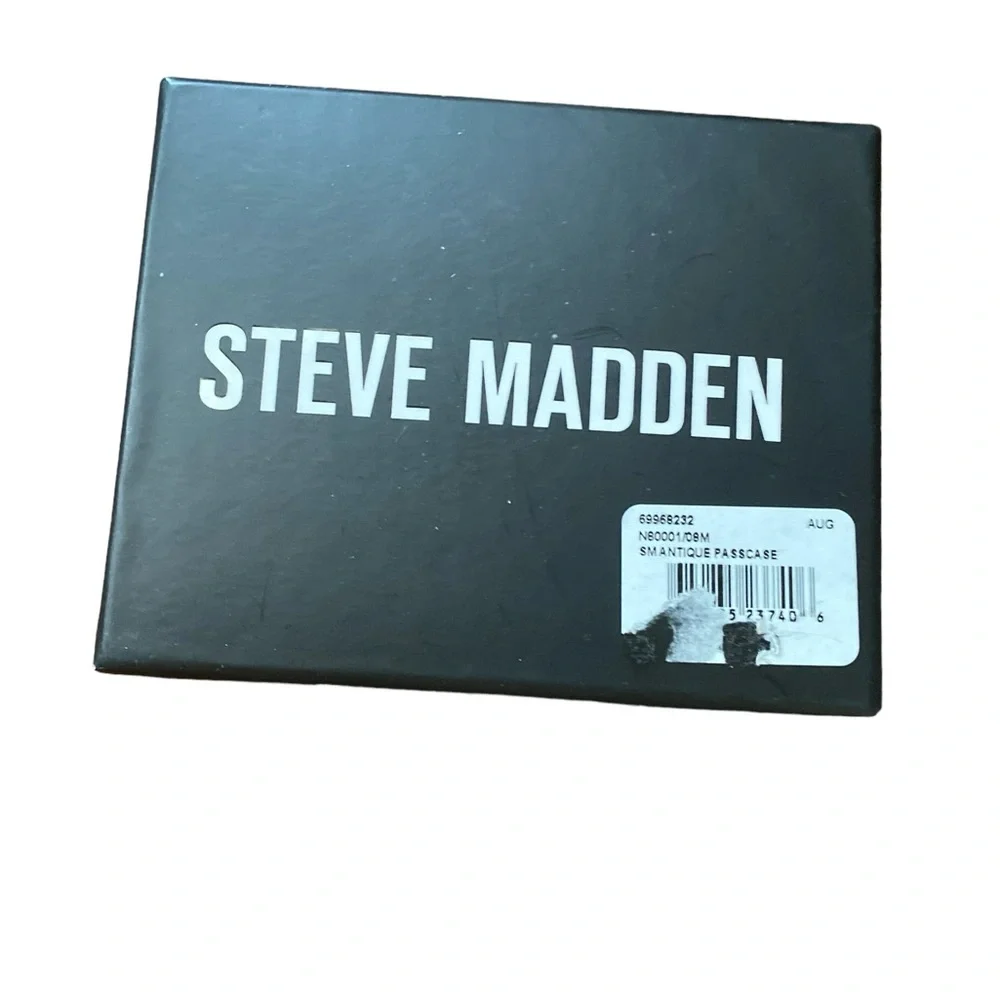 Steve Madden places cards
