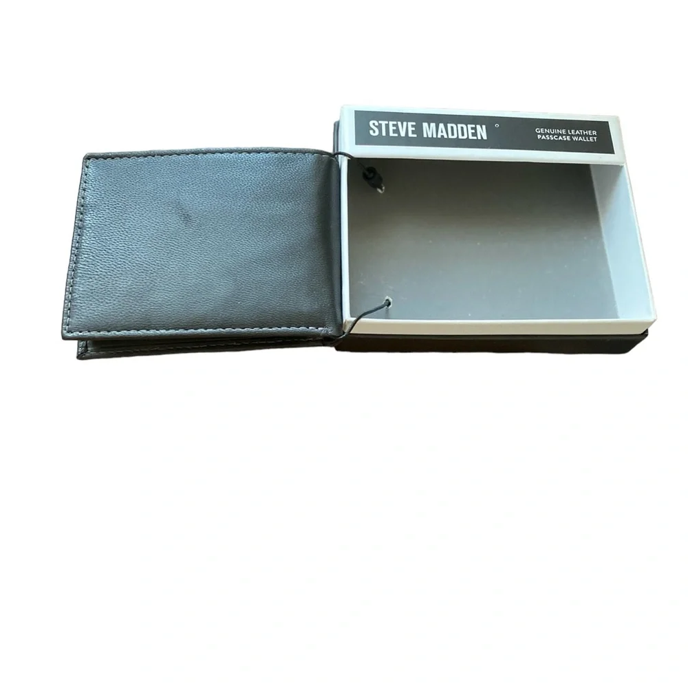Steve Madden places cards