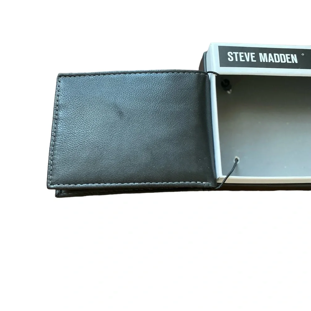 Steve Madden places cards