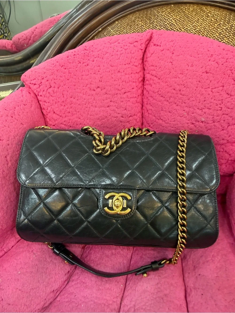 CHANEL Black Quilted Leather Shoulder Bag with Gold Chain