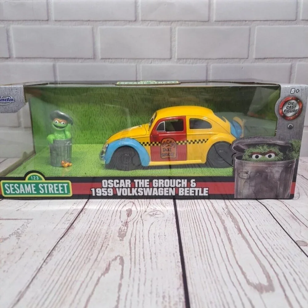 Oscar The Grouch & 1959 Volkswagen Beetle Die-Cast Model 1:43 Scale Hollywood Ri