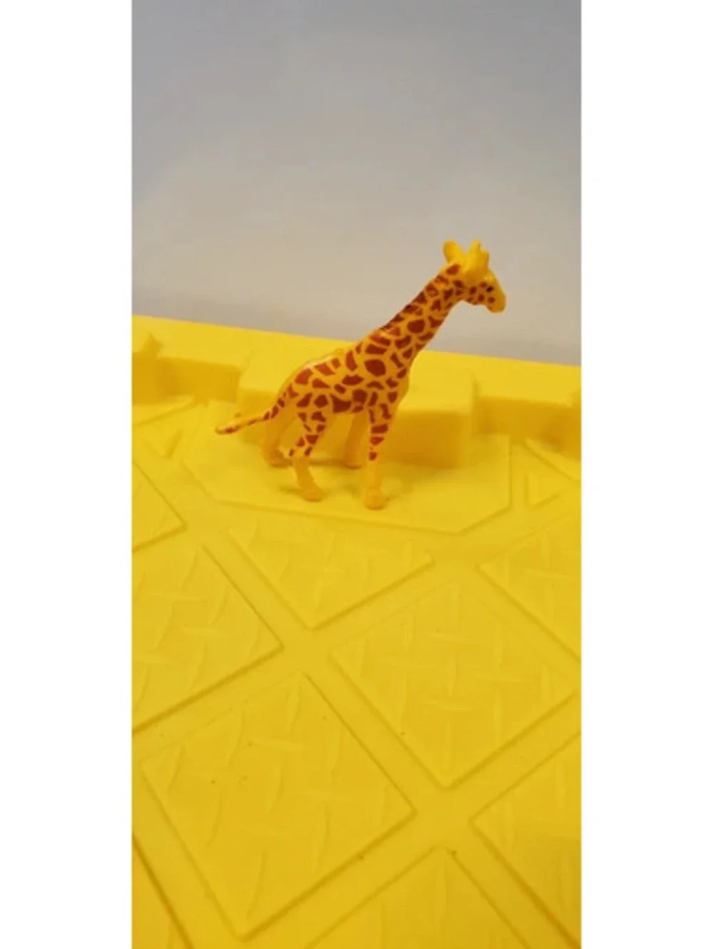 Plastic Toy Giraffe Animal Figurine Mini Safari Zoo Wild Kingdom Collectible