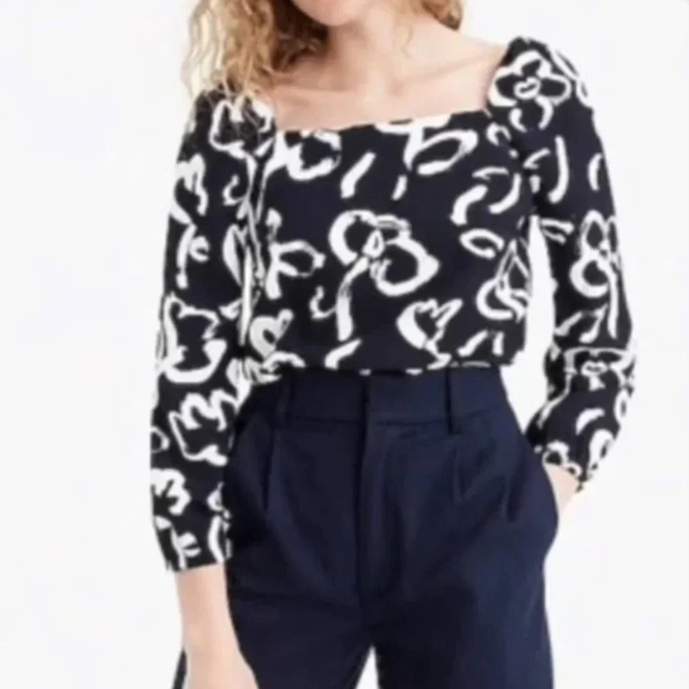 J. Crew 365 women top size 0, navy with white patterns