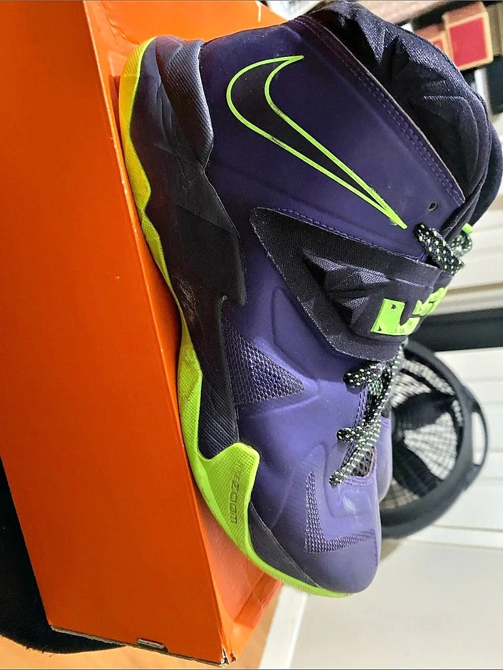 Nike right box
