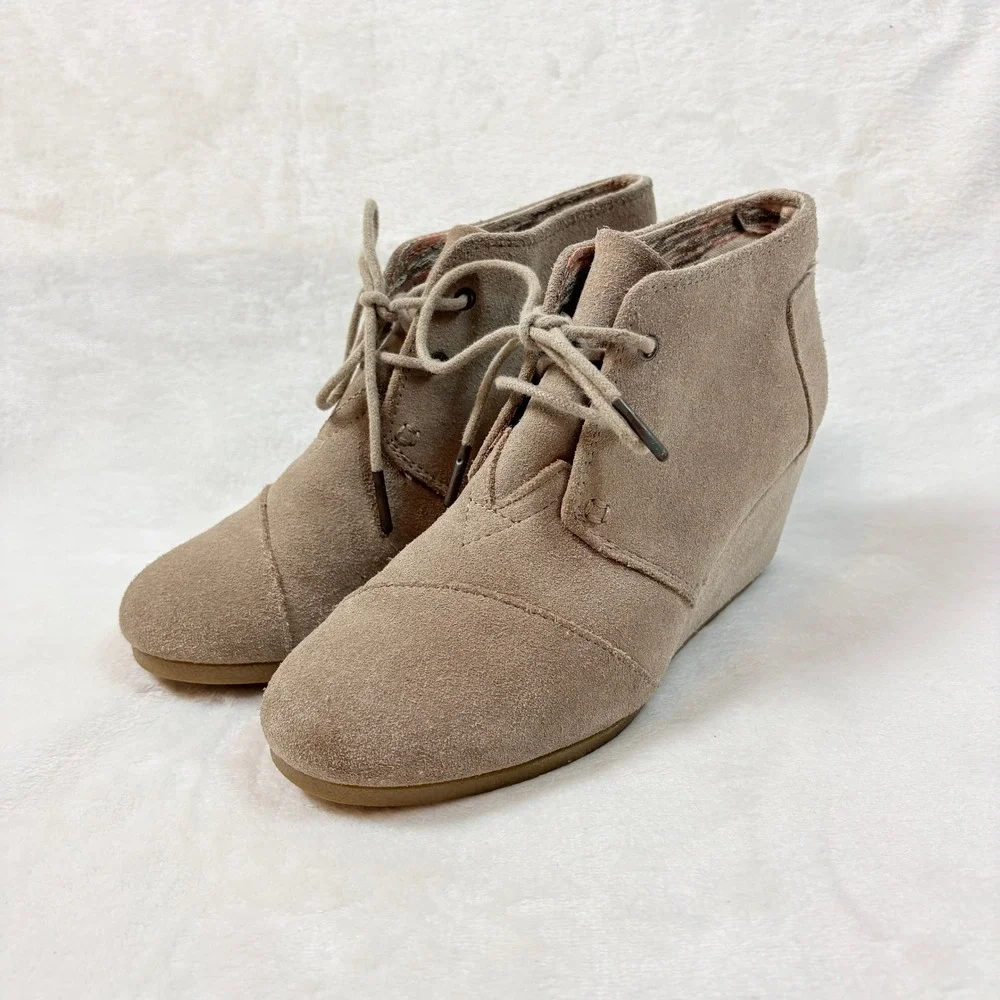 TOMS Taupe Suede Desert Wedge Booties Women Sz 8 Lace Up‎ Ankle Boots Round Toe