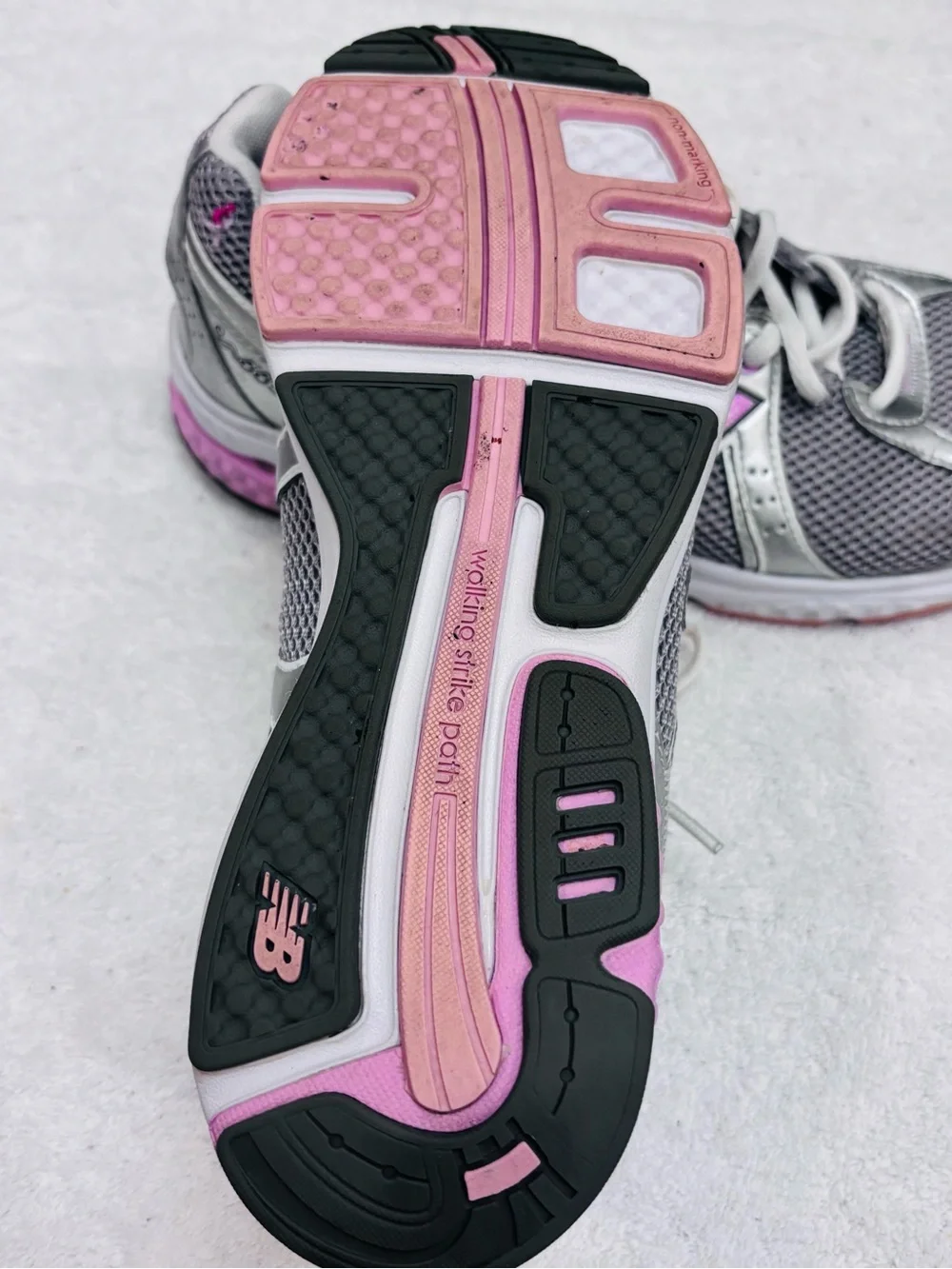 Almost Brand New Women’s New Balance Sneakers - Size 9.5 US / 41 EU - Box 17A