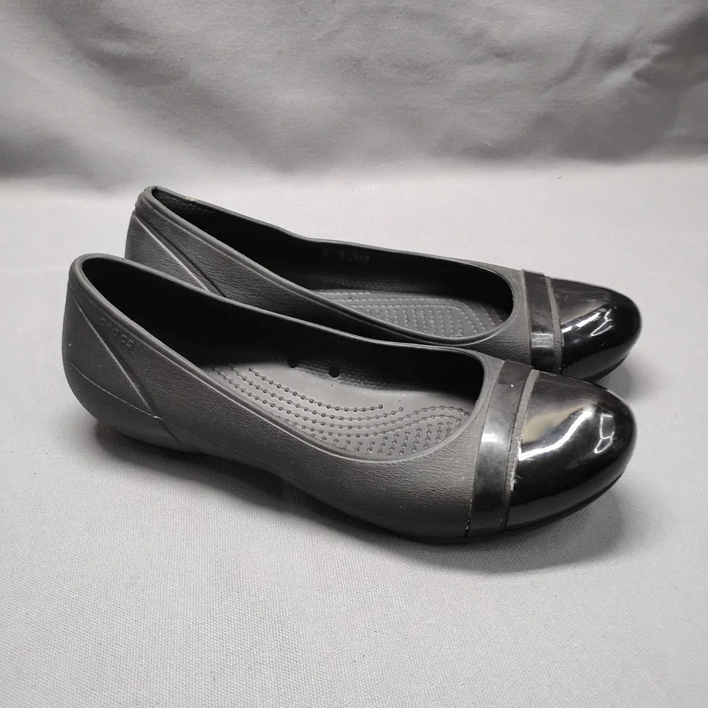 Crocs Womens 8 Cap Toe Flat Black Rubber Patent Cap Toe Slip On Shoes