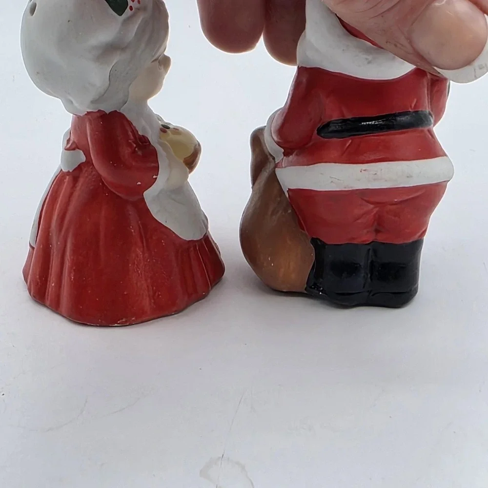 Santa‎ & Mrs Claus Salt & Pepper Shakers Ceramic Red Set Of 2 Christmas Decor