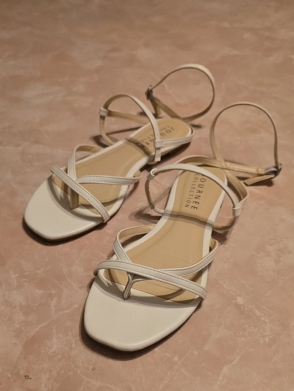 Journee Collection minimal white