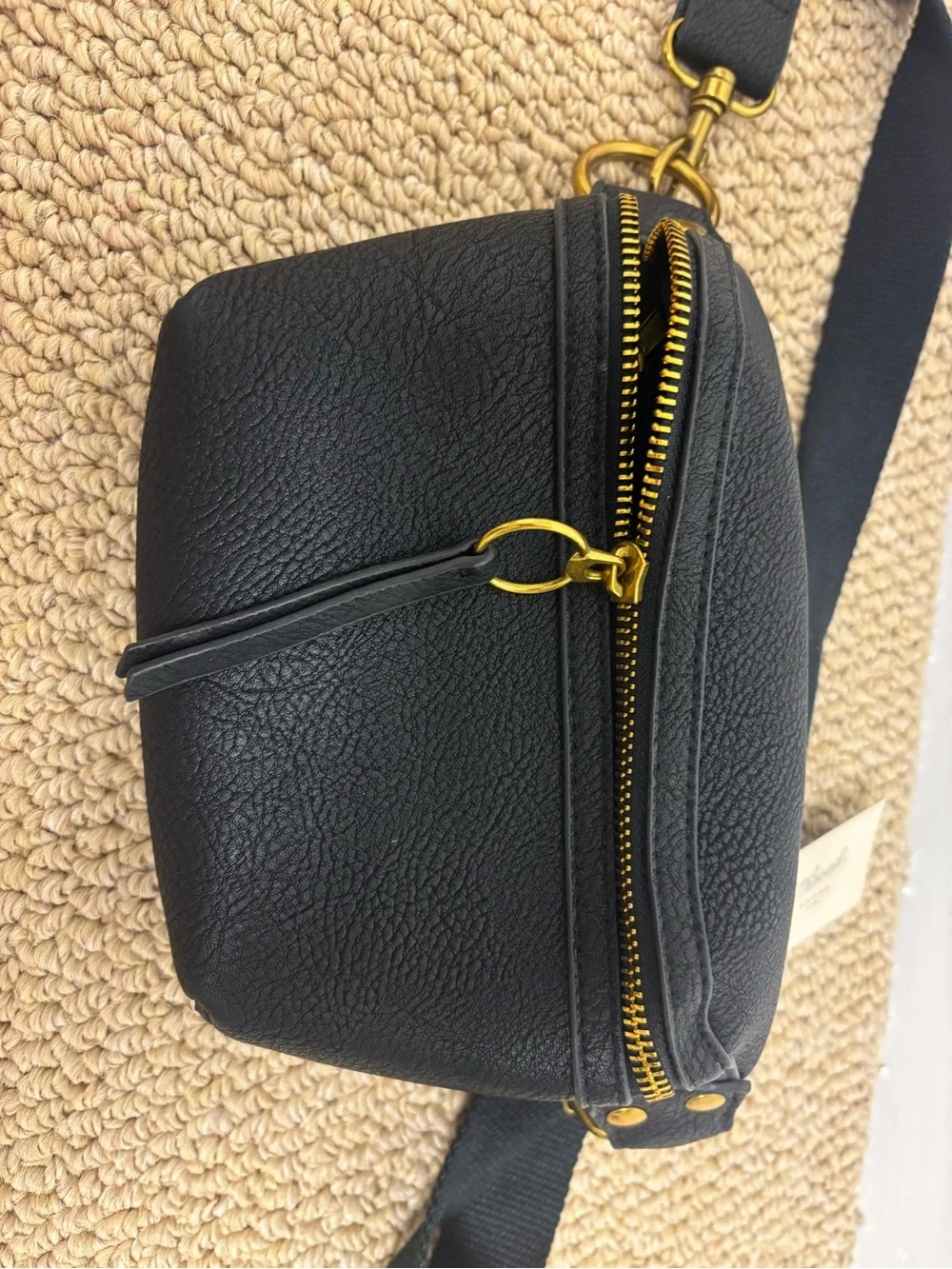 Universal Thread sleek black